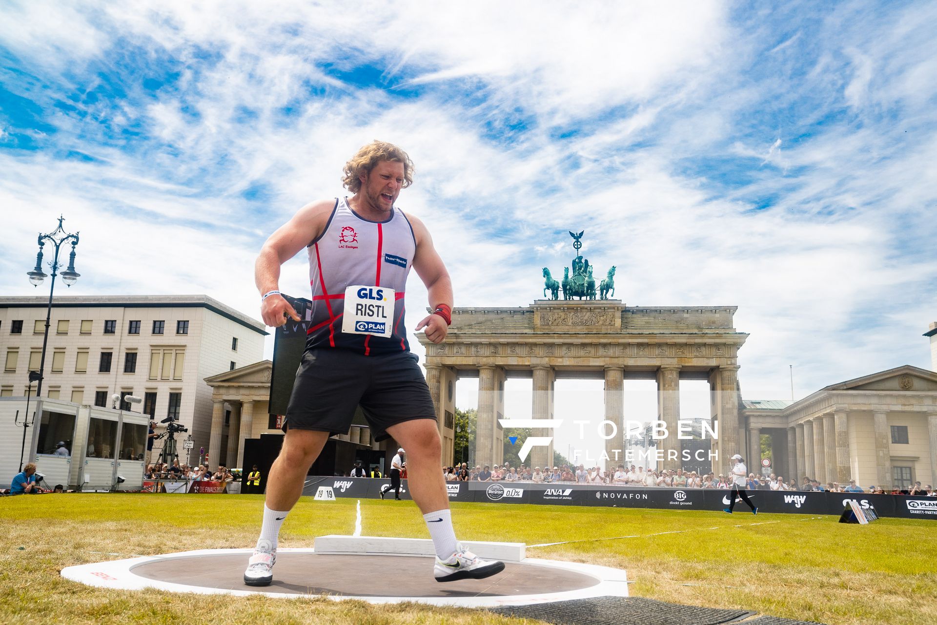 Silas Ristl (LAC Essingen) beim Kugelstossen waehrend der deutschen Leichtathletik-Meisterschaften auf dem Pariser Platz am 24.06.2022 in Berlin